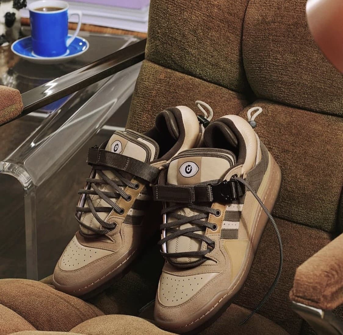 La nueva colaboración entre Bad Bunny y Adidas ya ha salido a la luz y es hermosa.
<br>