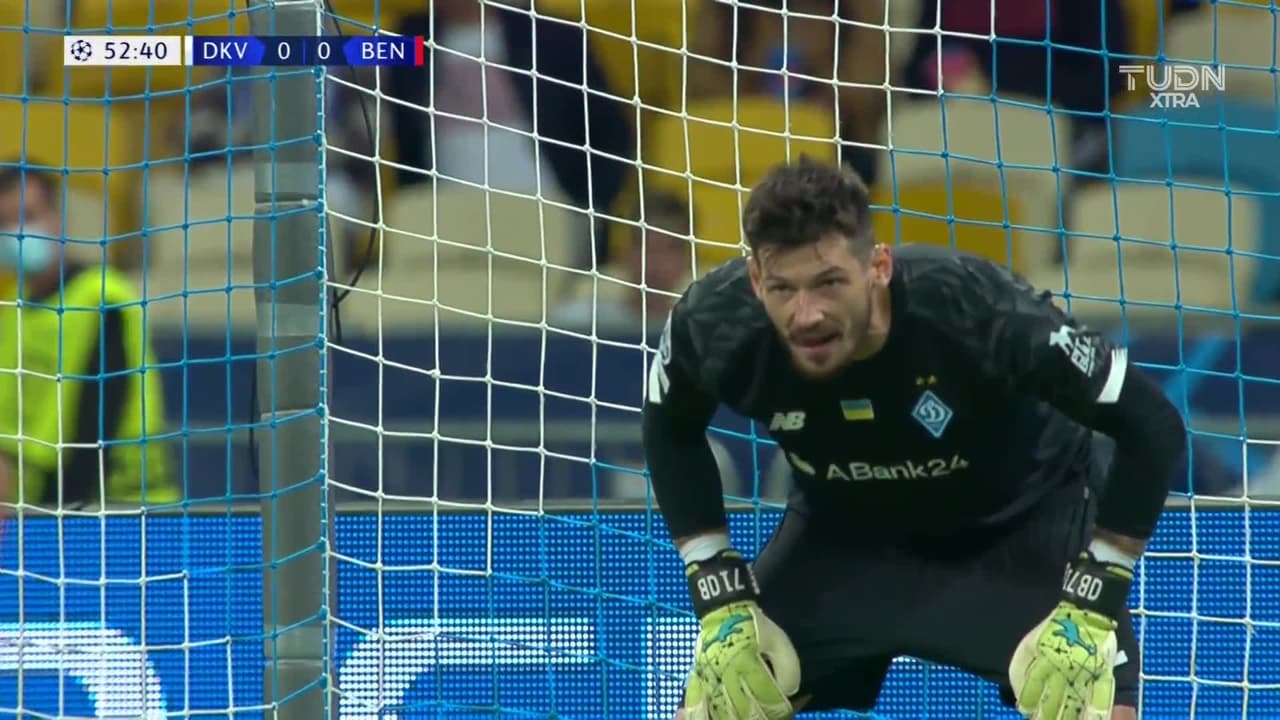 ¡CERCA! Duván Zapata disparó que se estrella en el poste.