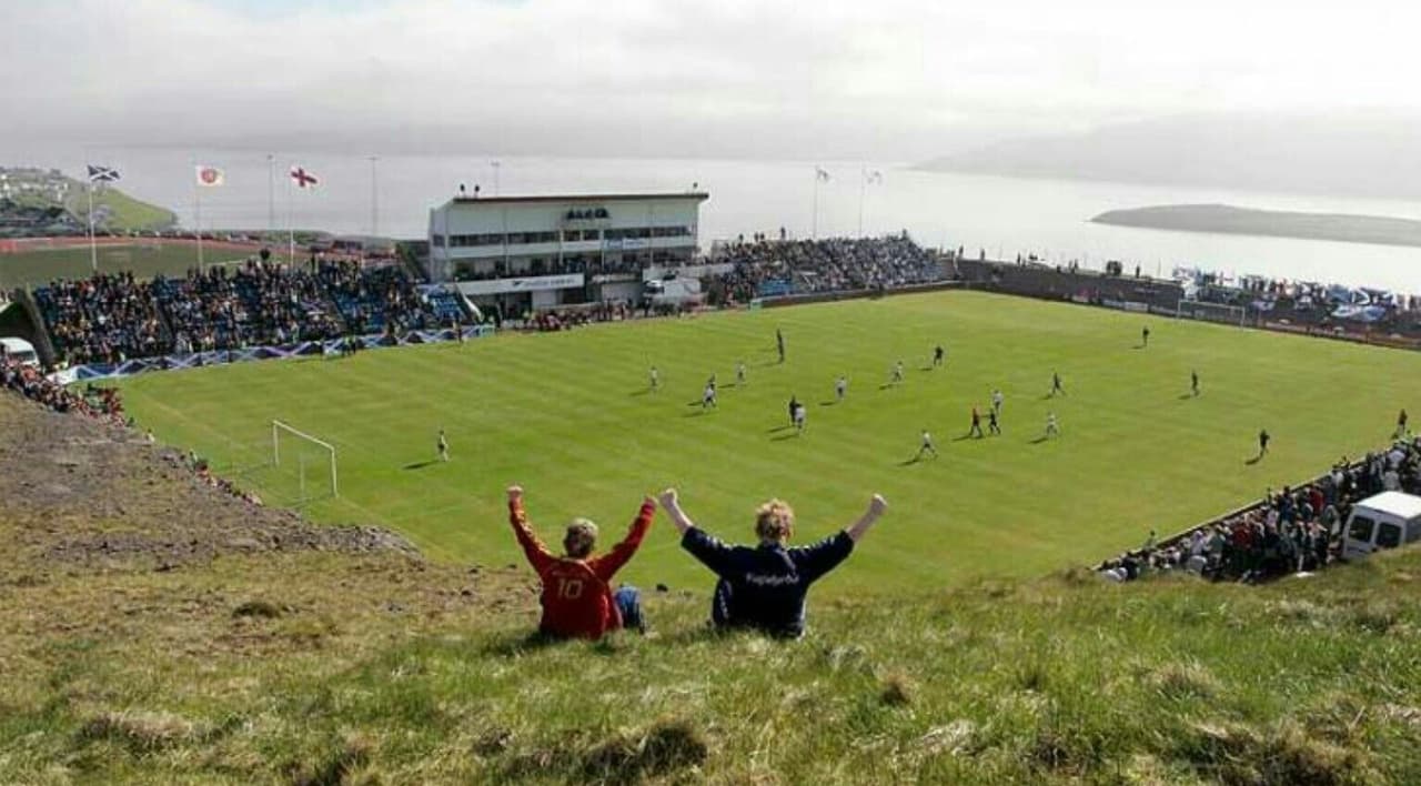 Toftir Stadium (Islas Feroe) - Construido en 1962, este ícono del fútbol del país nórdico está ubicado entre las montañas y el océano.