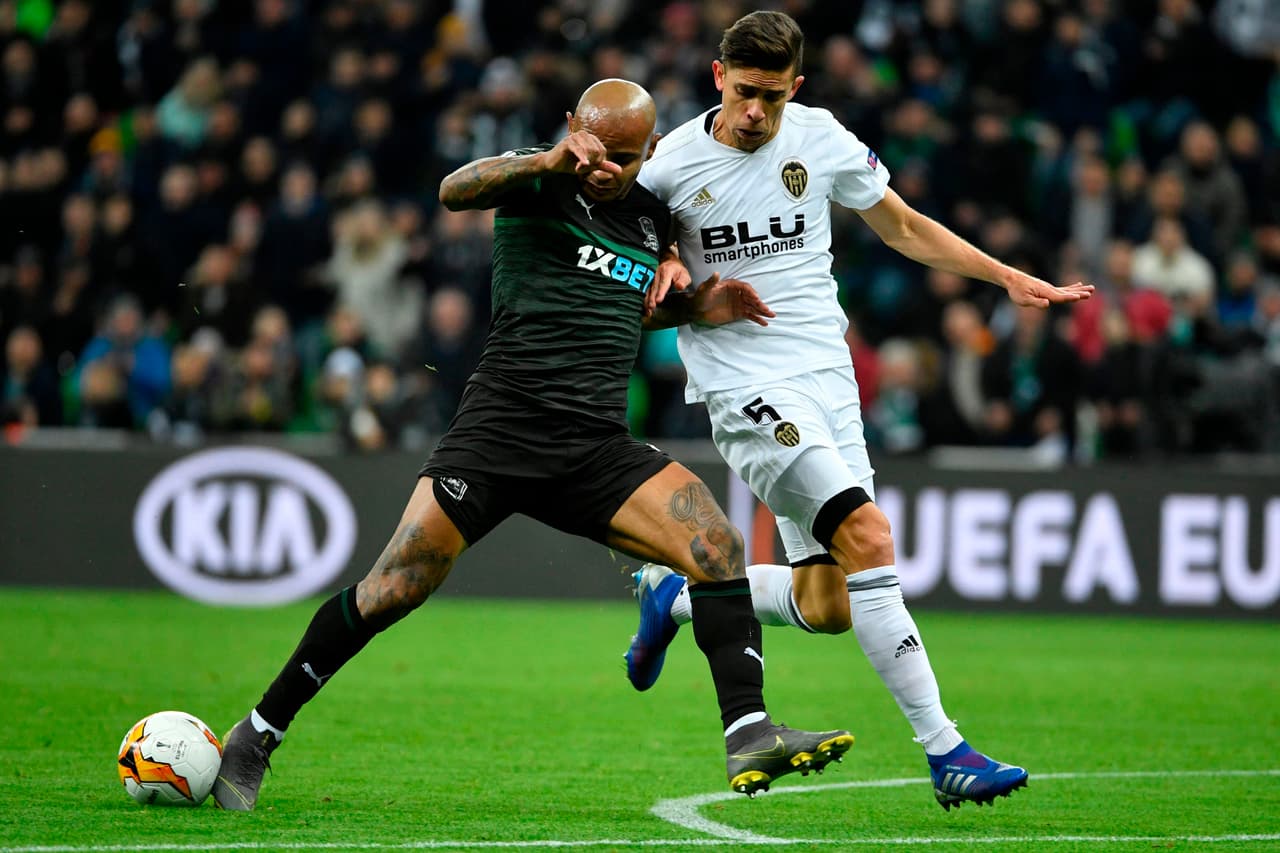 El brasileño Ari fue el que más cerca estuvo de marcar. De hecho lo hizo, pero el juez sancionó mano del delantero al momento de bajar la pelota.