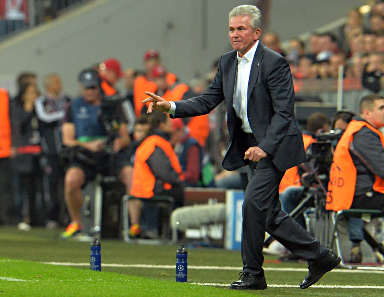 <b>La mente maestra</b>
<br>- Jupp Heynckes, eraa el DT del Bayern en aquella época. 
<br>- Es de reconocer el planteamiento táctico y la intención de arrebatarle la pelota al Barcelona y elaborar su futbol.
