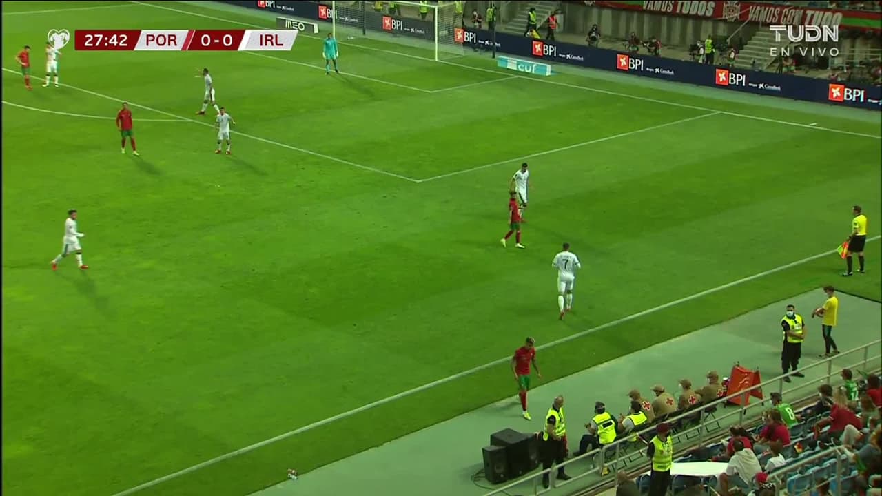 ¡CERCA! Diogo Jota disparó que se estrella en el poste.