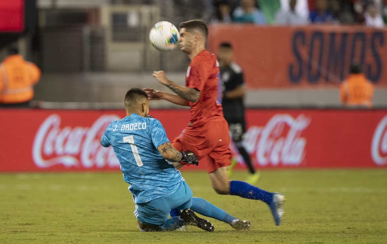 Con goles de Chicharito Hernández, Érick Gutiérrez y Uriel Antuna, México vence 3-0 al equipo de las barras y las estrellas; Orozco atajó un penal.