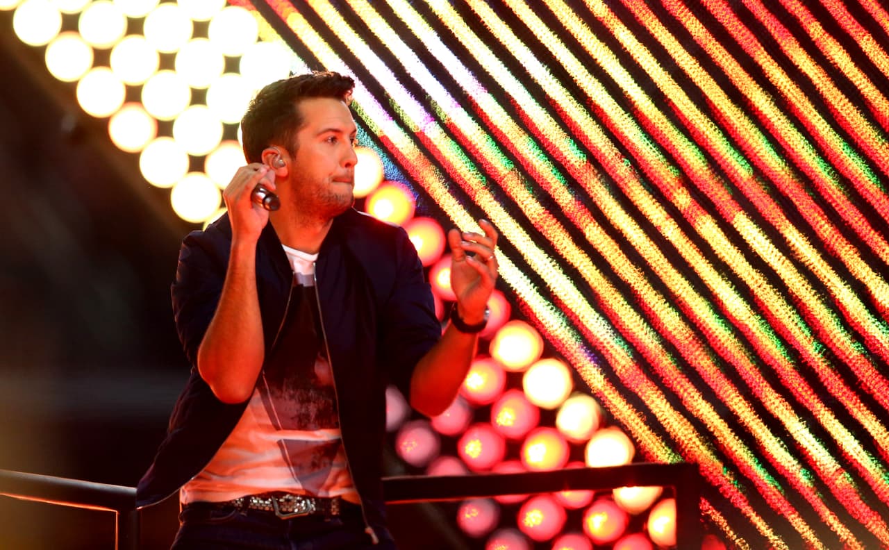 El estelar cantante de música country, Luke Bryan, realizó un gran espectáculo de medio tiempo en el juego de Thanksgiving entre los Cowboys y los Panthers, aquí las mejores imágenes.