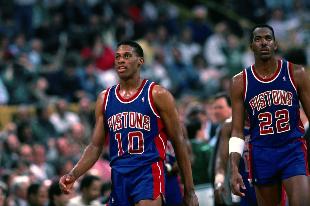 Dennis Rodman - Aunque sú número no fue retirado en los Bulls, sí lo fue en los Detroit Pistons dond ejugaba con el 10.