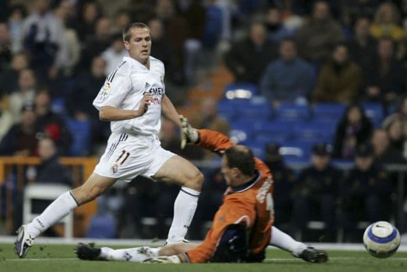 Michael Owen llegó al conjunto blanco en la época de los galacticos, el delantero inglés venía de ser estrella con el Liverpool, pero no terminó de convencer a los merengues con todo y que anotó 16 goles en 45 cotejos con el Madrid.
