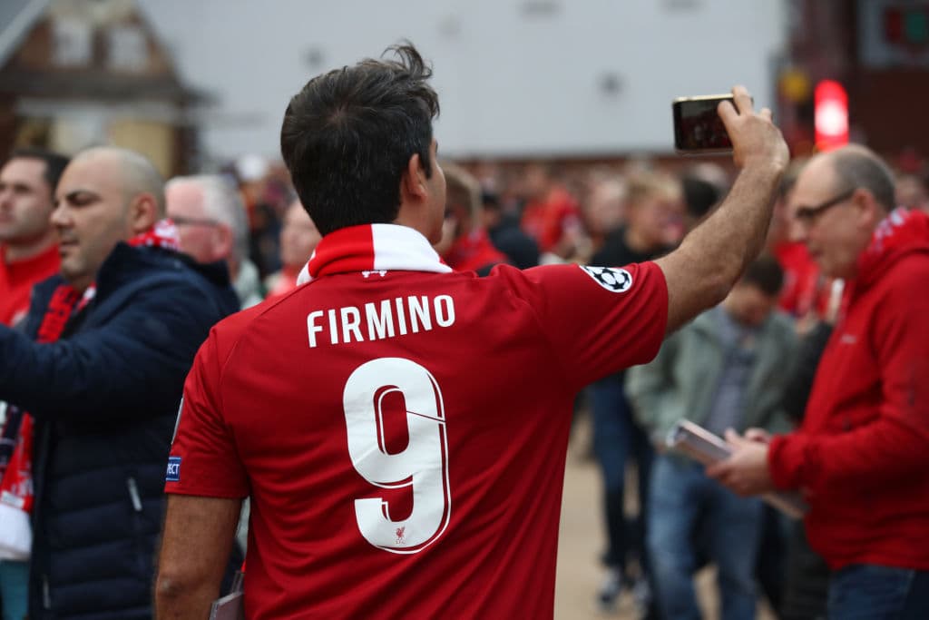 El colorido de los hinchas de Liverpool y PSG, con peculiaridades como máscaras de Donald Trump y demás, fueron parte de la fiesta del partido de arranque en el grupo C de la Champions League.