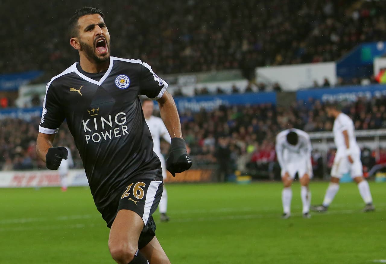Continuó el Leicester con un par de resultados favorables primero empatando 1-1 contra el Manchester United y luego en la 15 goleando 3-0 al Swansea con un formidable ‘hat-trick’ de Riyad Mahrez que confirmaba su condición de figura aquella tarde en el Liberty Stadium. A la par se rezagaban los clubes de Mánchester con un empate sin goles del United con West Ham y la caída del City ante Stoke.