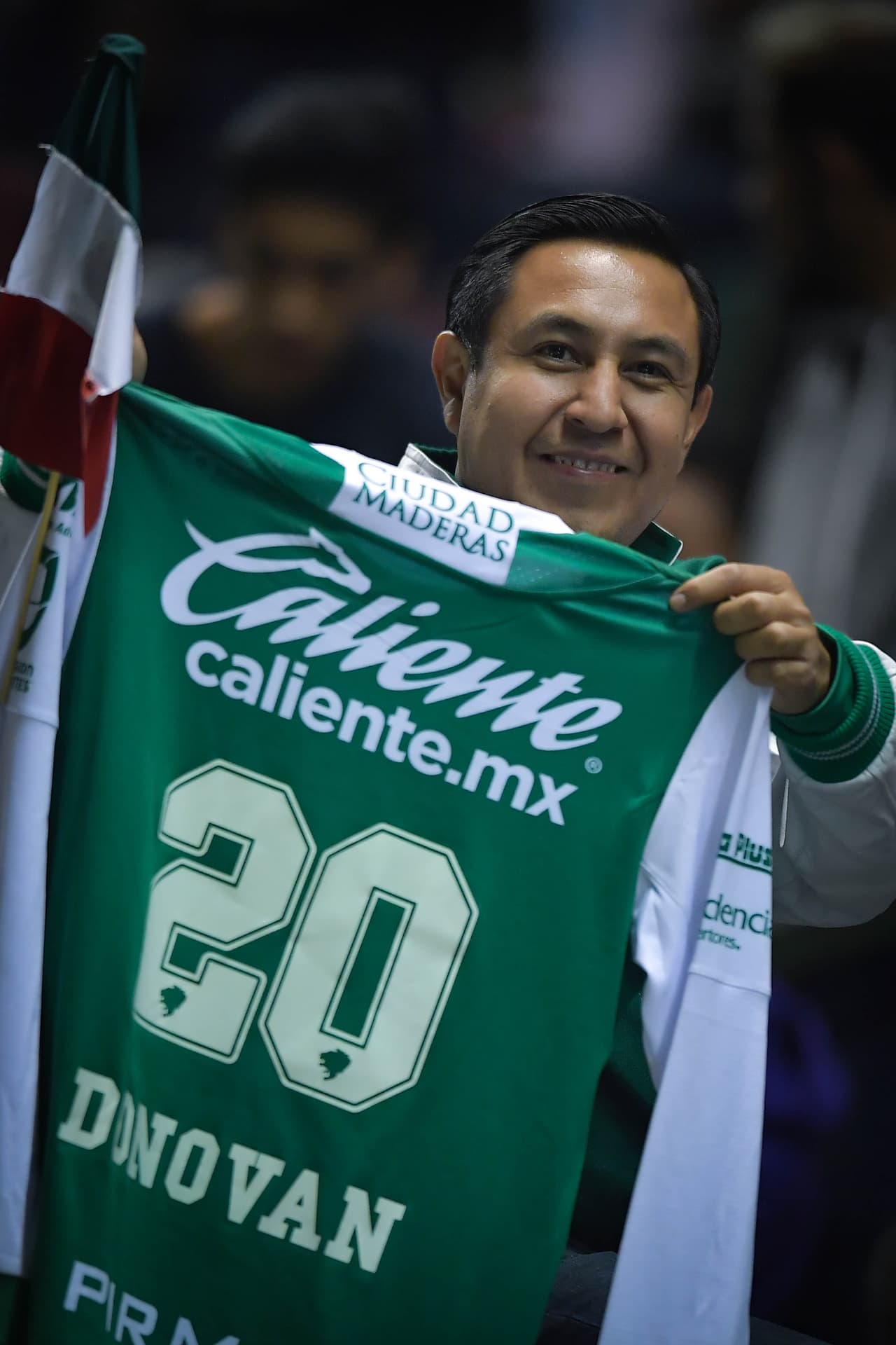 El jugador estadounidense tuvo una cálida bienvenida ante cuatro mil aficionados presentes en el Nou Camp. Allí aseguró que llega al equipo a jugar fútbol y a "ser campeón". Además de ratificar que "no cree en los muros" y que él empezó a jugar al fútbol con mexicanos, por lo tanto jugar en México "es un sueño".