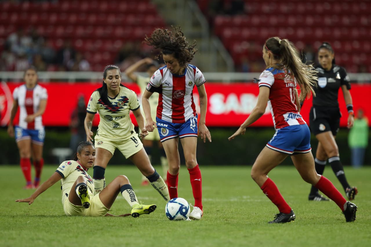 Con goles de Daniela Espinosa y Jennifer Muñoz, laságuilas se imponen 0-2 en su visita a las Chivas.