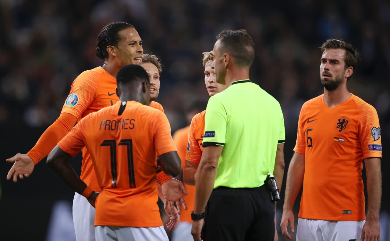 Alemania vencía 1-0 tras un gran primer tiempo pero Holanda mejoró con los cambios de Koeman y remontó en la segunda parte. Frenkie de Jong, Donyell Malen, Georginio Wijnaldum y un autogol de Jonathan Tah permitieron la remontada frente a los germanos que se adelantaron con gol de Gnabry y recortaron distancias gracias al penal bien ejecutado por Toni Kroos.
