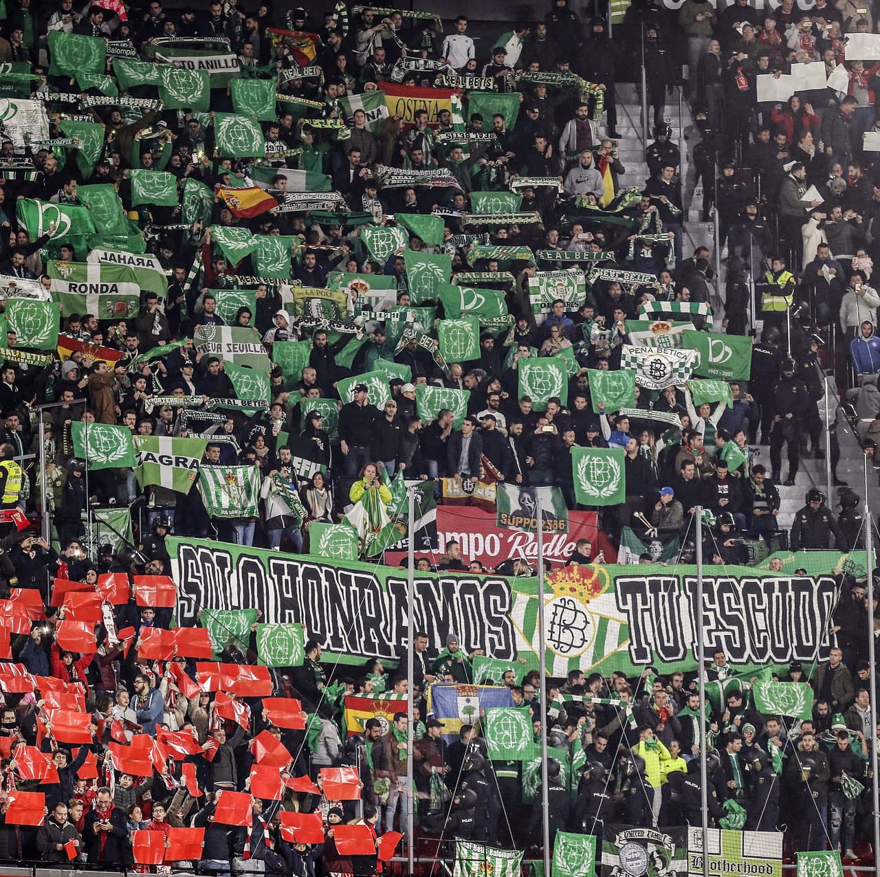 El Ramón Sánchez Pizjuán tuvo una mancha verde que no paró de animar a su equipo.