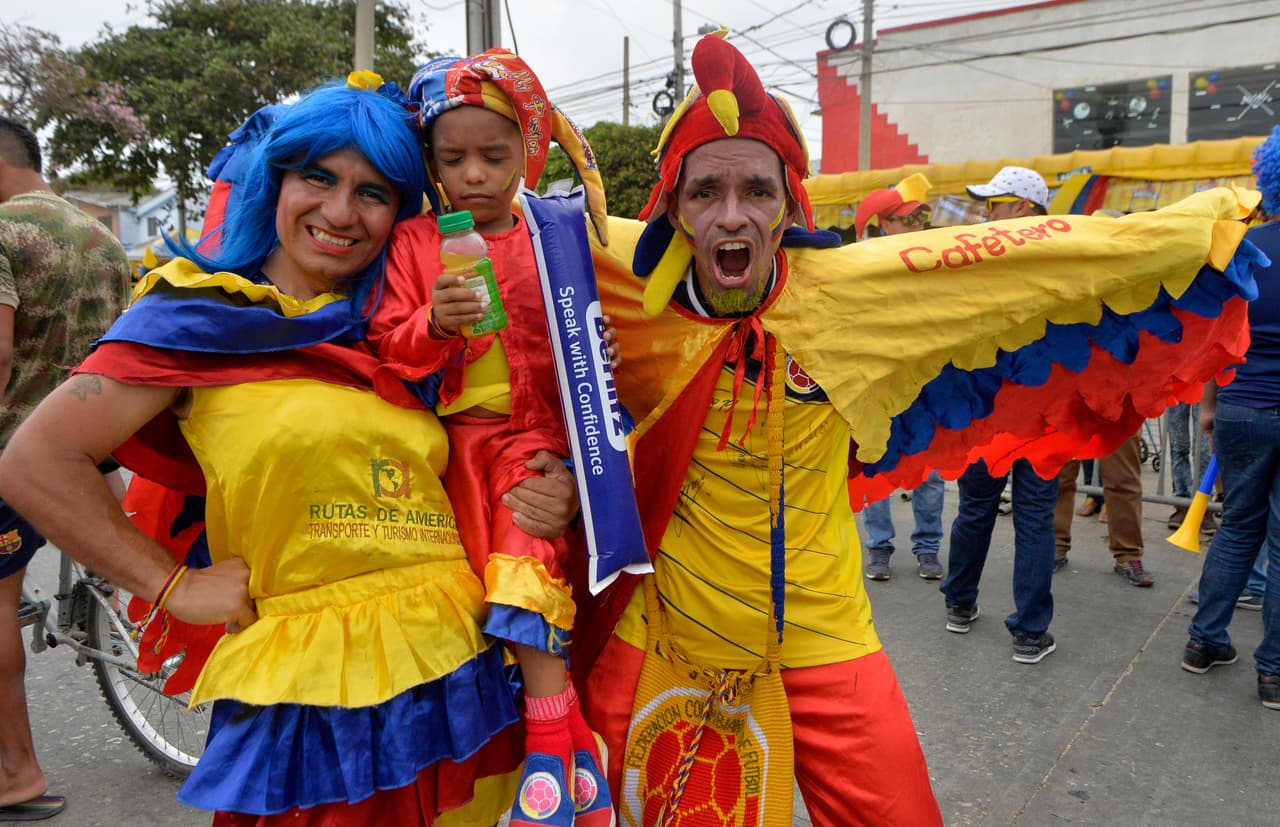 El color y la alegría, característica de los colombianos, se hace presente en cada uno de los aficionados que se acercaron esta tarde a apoyar a su equipo nacional.