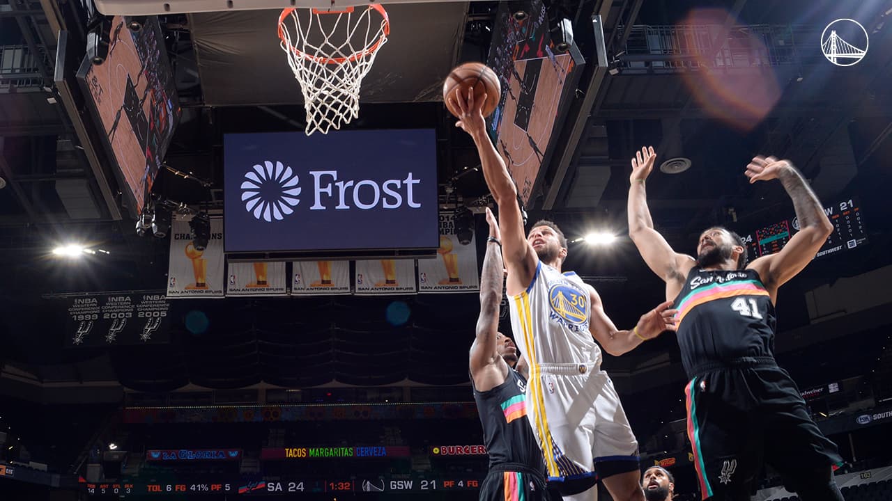 Curry anota 32 puntos y lidera a Warriors en victoria ante Spurs