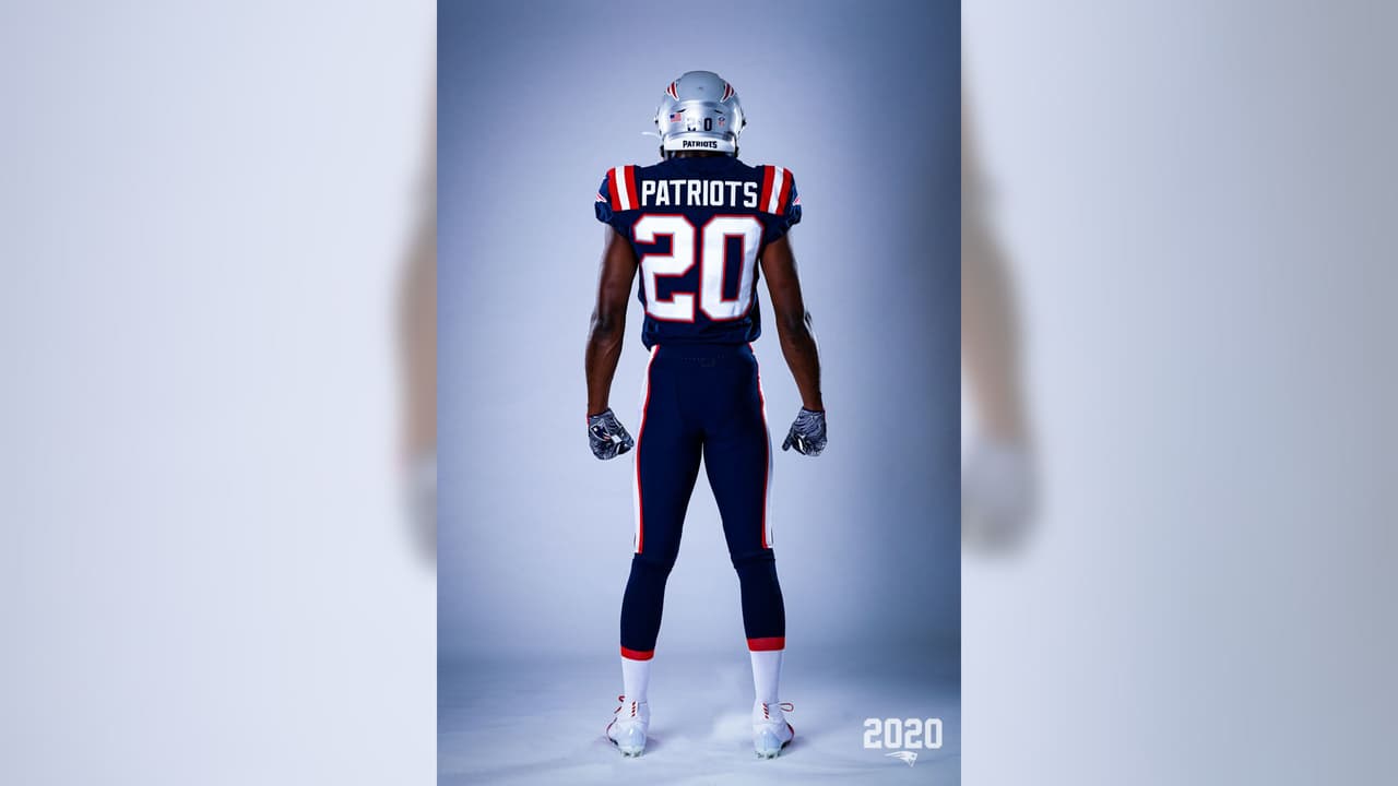Los Patriots ya sin la presencia de Brady y en modo de reestructuración presentaron su nueva indumentaria para la temporada 2020 en la NFL. El color azul es muy similar al modelo color rush y el blanco es una adaptación combinando con las licras azules.