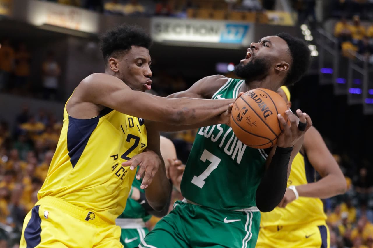 Jaylen Brown (derecha) con 23 puntos y siete asistencias fue el jugador de mejor rendimiento en los Boston Celtics.