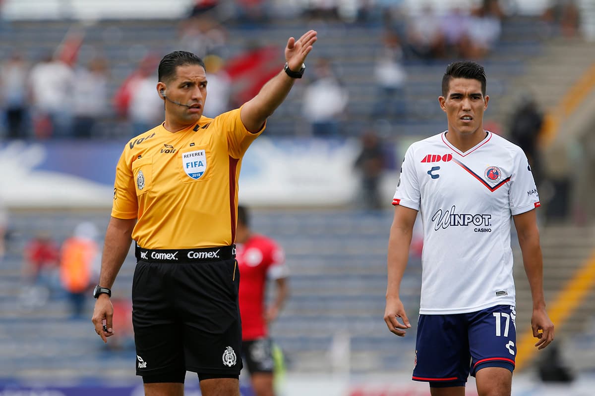No tuvo complicaciones durante el juego el árbitro Roberto García (izquierda).