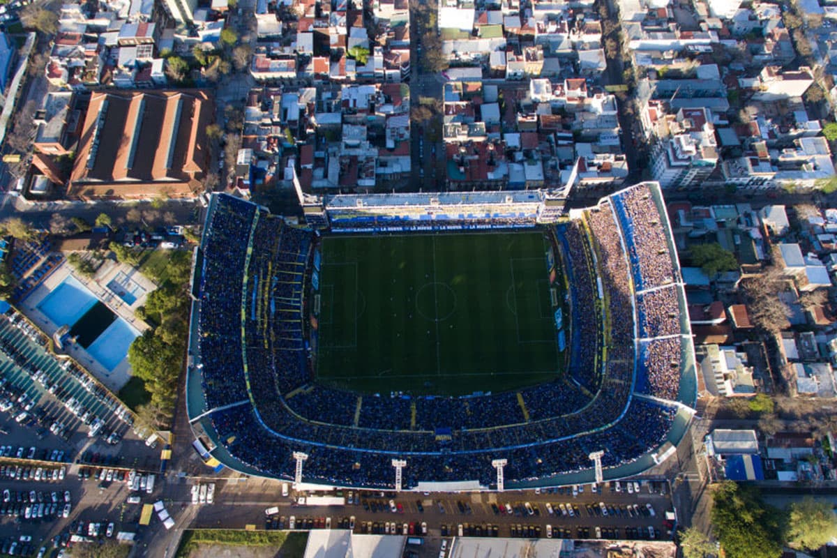 La cancha de La Bombonera con más de 50 mil espectadores en el Clásico del fútbol argentino.