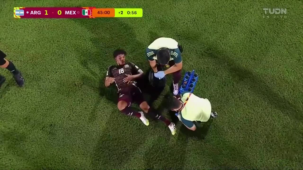 ¡No puede ser! Jonathan Grajales sale del partido por lesión en el tobillo