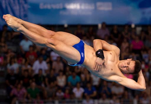 Nikolaos Molvalis de Grecia gira en la competencia final por equipos mixtos internacionales dentro de los clavados en los Juegos Olímpicos de la Juventud.