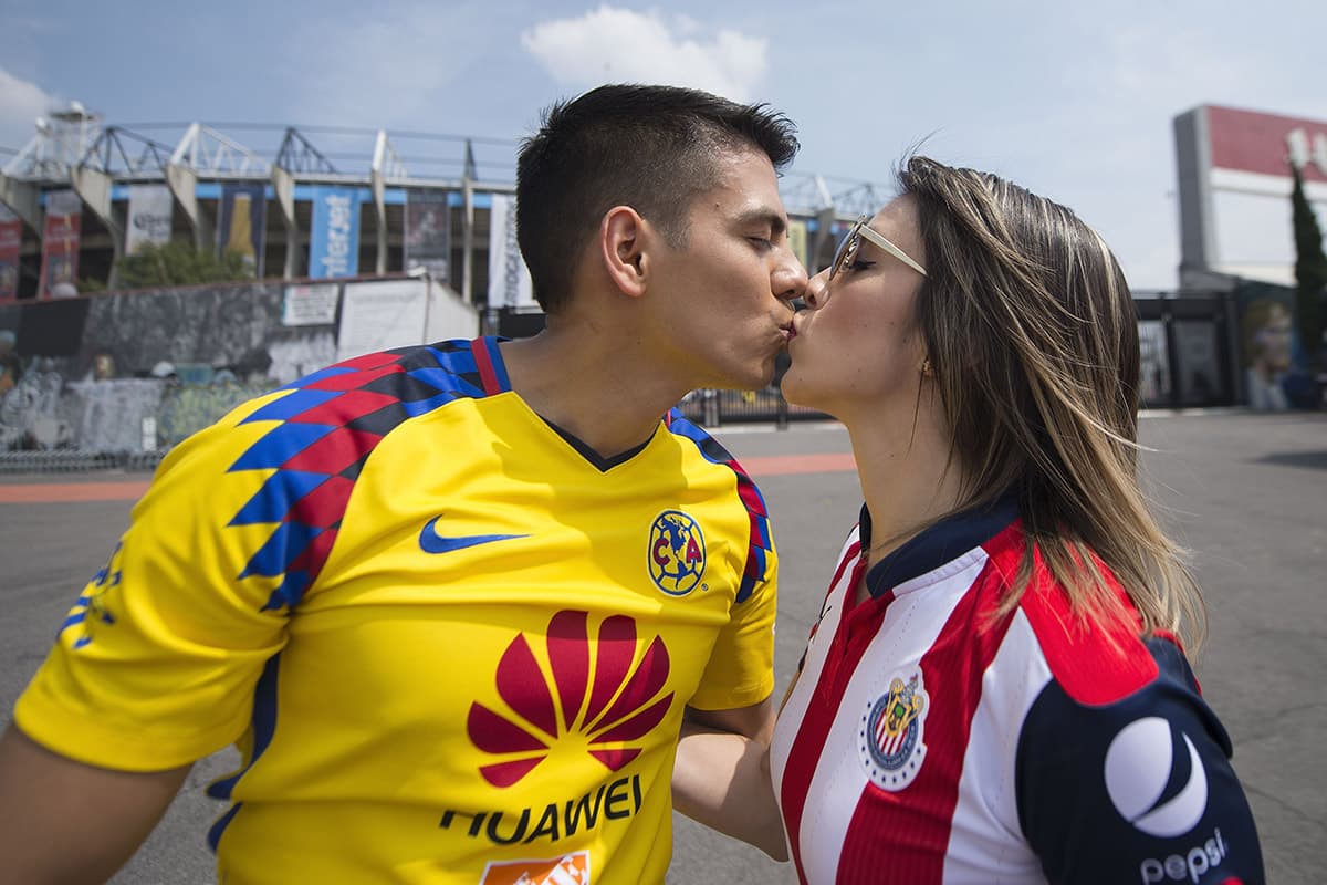 Foto de accion del partido America vs Guadalajara correspondiente a la jornada 11 del torneo Apertura 2018 de la Liga BBVA Bancomer realizado en el estadio Azteca. Action photo of the America vs Guadalajara game corresponding to day 11 of the 2018 Apertura tournament of the BBVA Bancomer League held at the Azteca stadium. EN LA FOTO:
