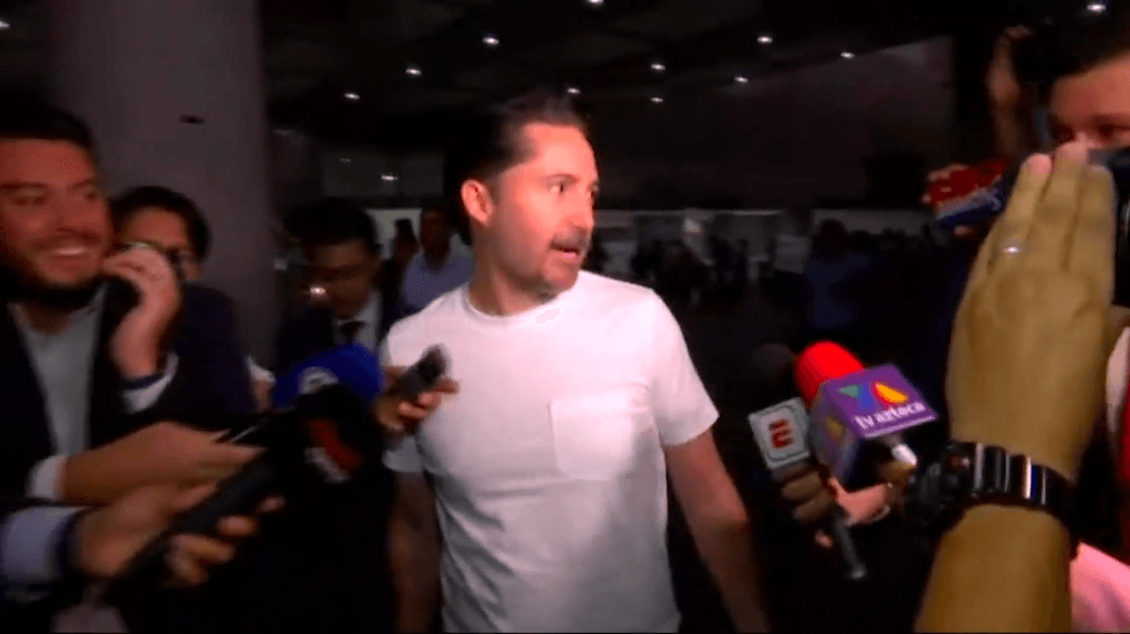 ¡Sorpresa! Yon de Luisa aparece en caótica llegada de Diego Cocca