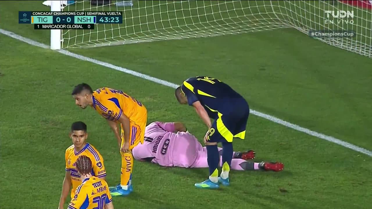 ¡El tremendo golpe que se lleva Nahuel Guzmán en la semifinal de Concacaf Champions Cup!