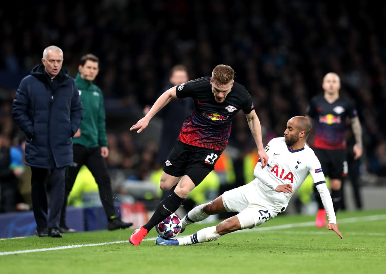 Muy cerca de la acción, así estuvo el portugués y cada que podía se aproximaba al campo.