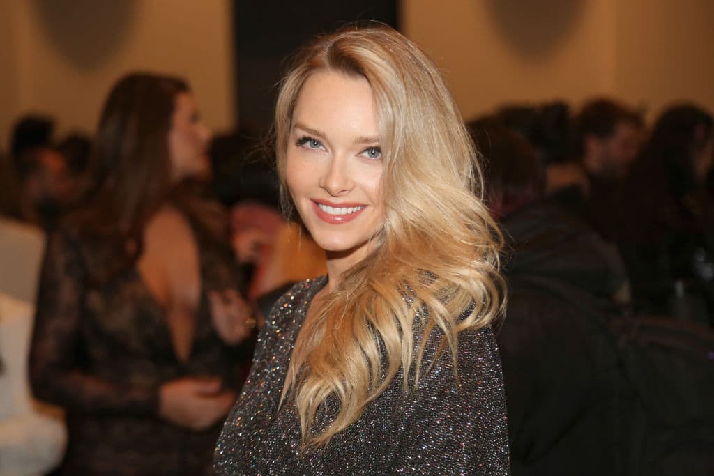 Ha aparecido en numerosas portadas de revista, pues su belleza resalta entre las multitudes.