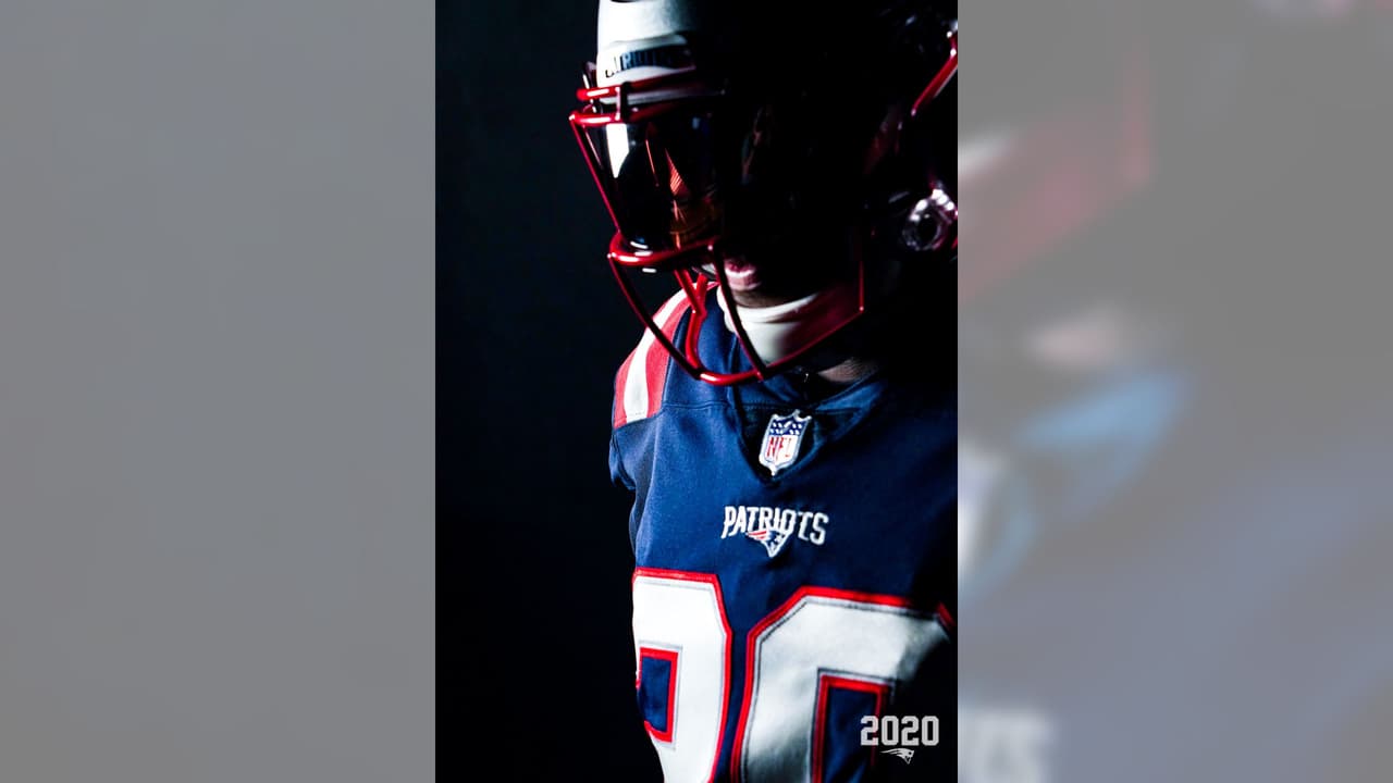 Los Patriots ya sin la presencia de Brady y en modo de reestructuración presentaron su nueva indumentaria para la temporada 2020 en la NFL. El color azul es muy similar al modelo color rush y el blanco es una adaptación combinando con las licras azules.