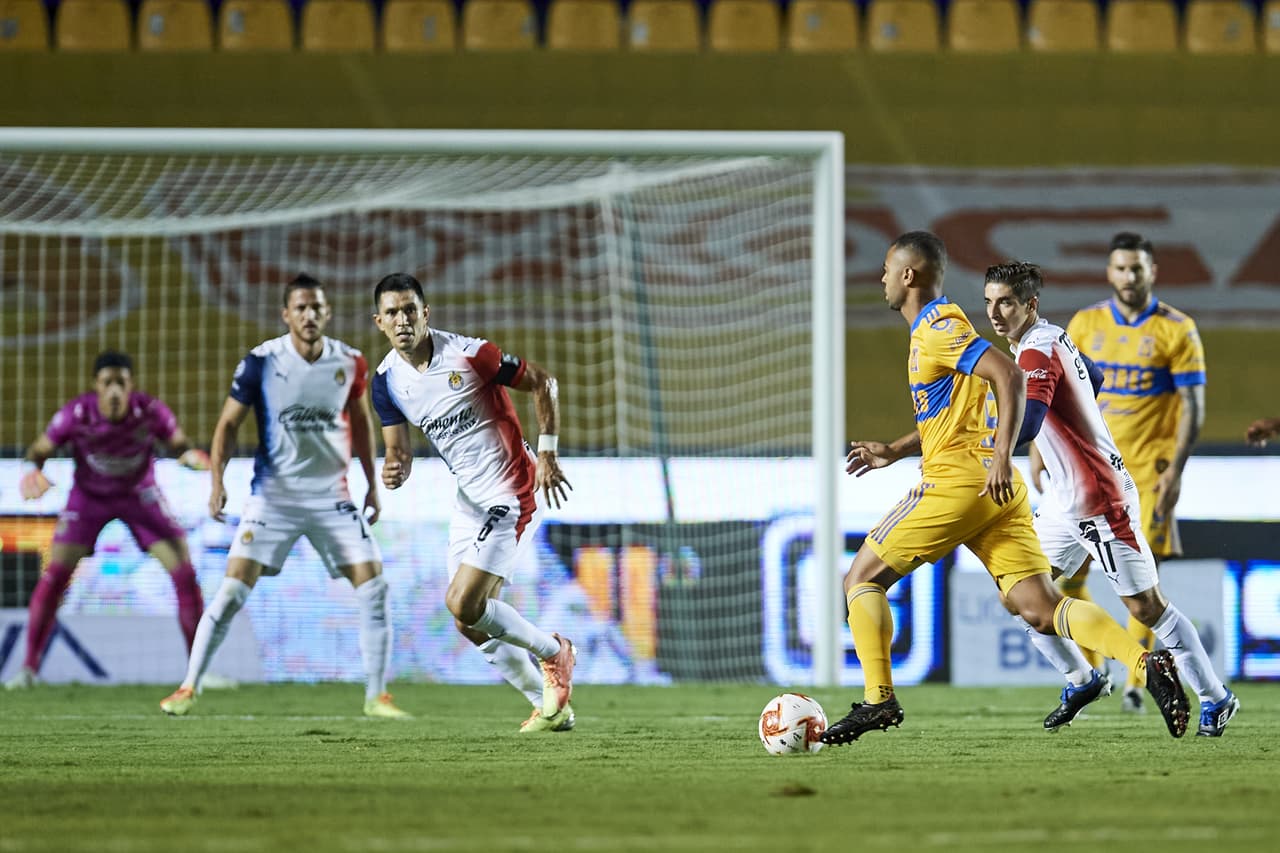 Los arqueros tuvieron muy poca actividad los primeros minutos del encuentro.