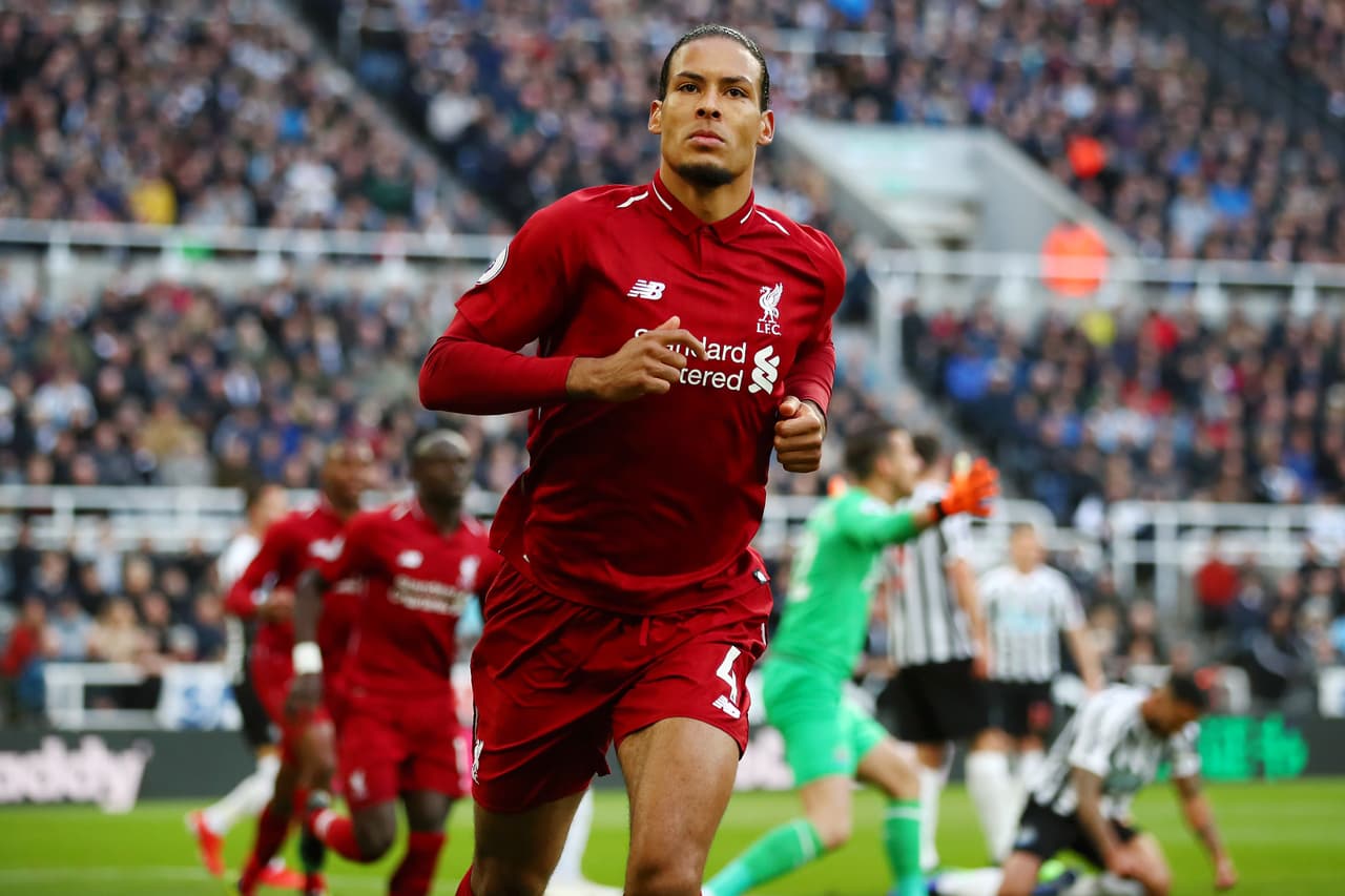Virgil van Dijk continúa viviendo su mejor año futbolístico por sus actuaciones dentro de la cancha y los premios obtenidos fuera de ella.