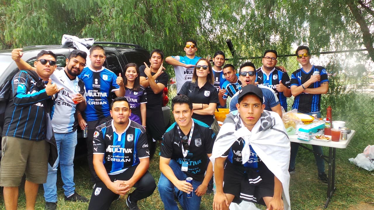 Fanáticos de los Gallos Blancos llegan al Estadio Corregidora para el juego entre Querétaro y Pachuca por la jornada 2 del Apertura 2018 de la LIga MX.