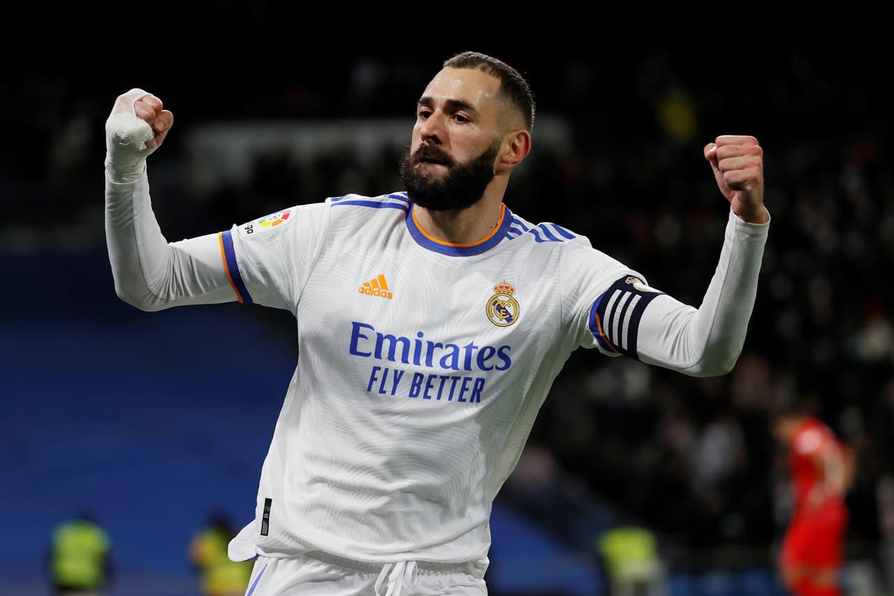 Real Madrid derrota al Sevilla 2-1 con anotaciones de Karim Benzema y Vinicius Jr durante la J15 en La Liga. El único tanto por parte del equipo visitante fue de Rafa Mir al inicio del encuentro. El equipo merengue es líder de la tabla.