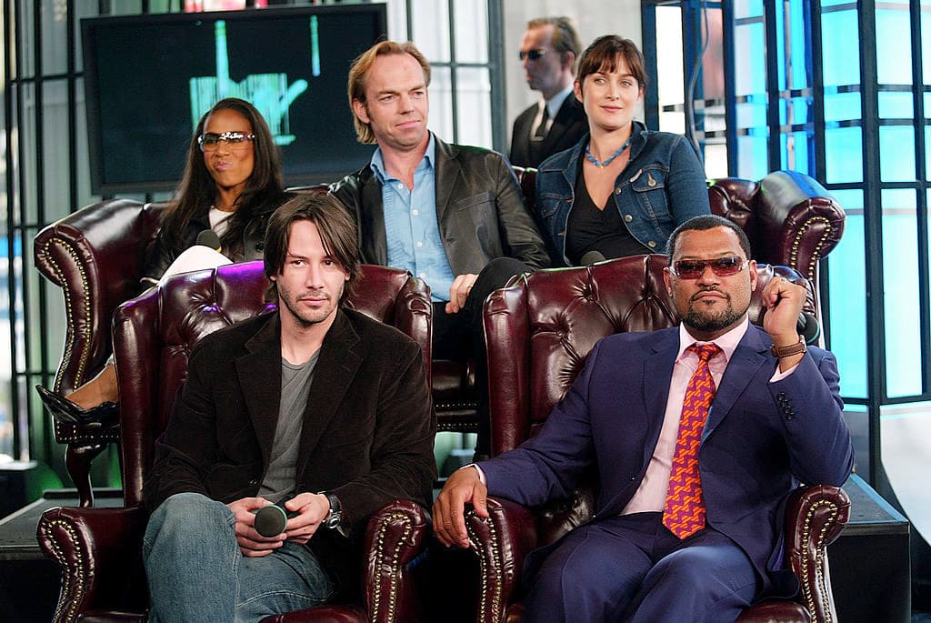 El elenco también está conformado Jada Pinkett-Smith (Niobe), Daniel Bernhardt (Agente Johnson) y Lambert Wilson.