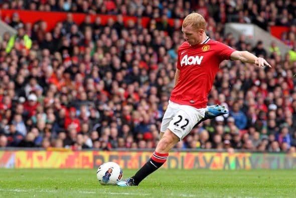 En 2011 el inglés Paul Scholes había decidido retirarse de su amado y único club Manchester United, sin embargo, Scholes regresó a mediados de 2012 para una temporada más retirándose en 2013 como el tercer jugador con más apariciones con los Diablos Rojos y ganando su onceava Premier League, solo parte de una carrera llena de éxitos.