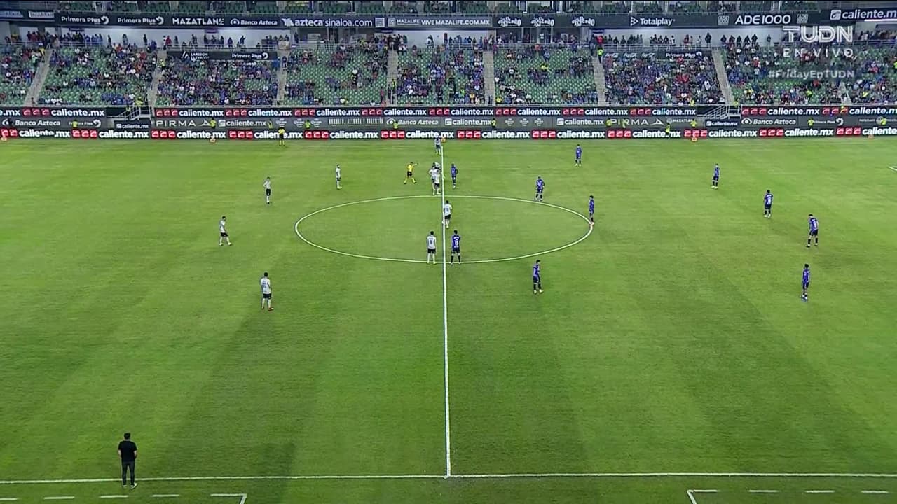 Arranca el partido y la pelota está en juego.