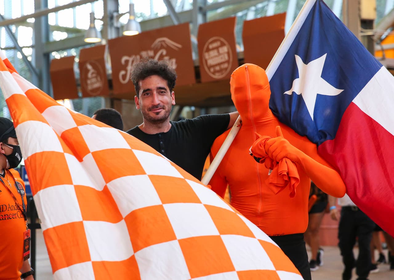 Con vestimentas normales, o algún tipo de disfraz, todos fueron al estadio.
<br>