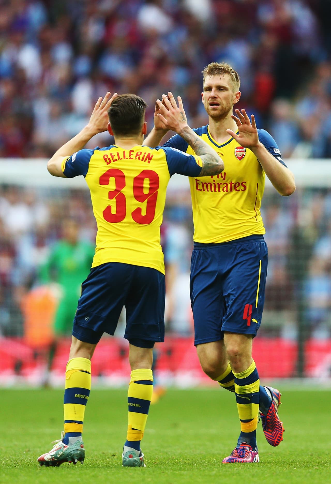 Los Gunners destrozaron al Aston Villa para alzar la Copa de Inglaterra.