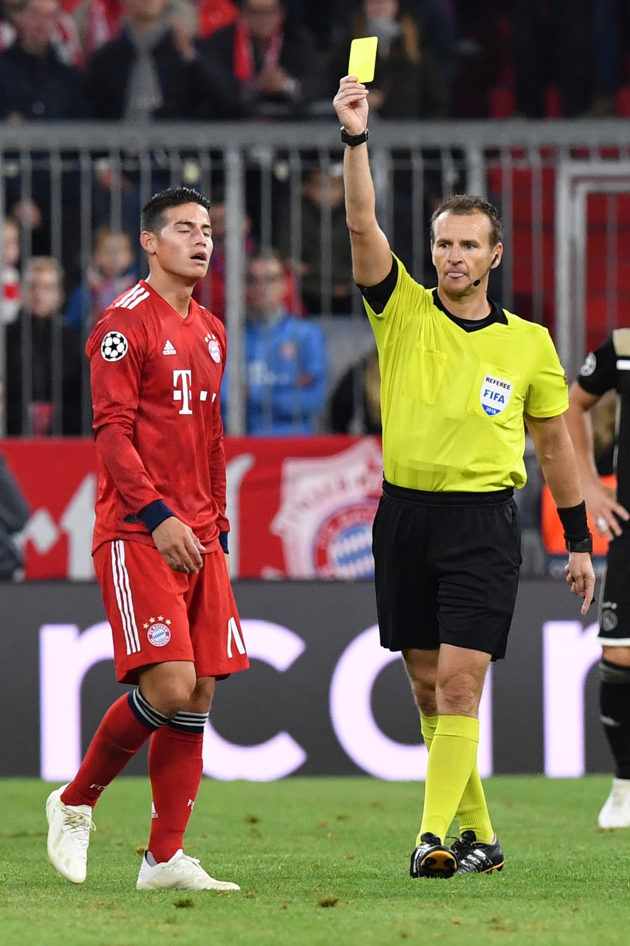 Minutos después se ganó una amonestación evitable por una rabieta en el medio campo.
