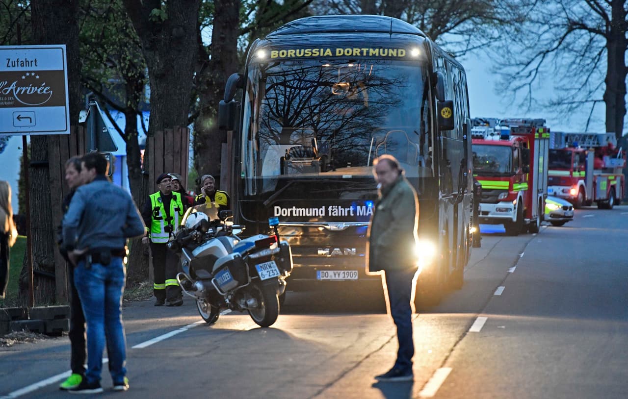 Al lugar de los hechos llegaron con rapidez el cuerpo de Bomberos de Dortmund, así como la Policía que custodió en todo momento al plantel del equipo local en el que los nervios ya eran evidentes.