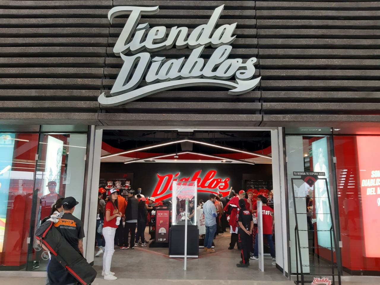 Entramos a la Tienda Diablos para conocer más de los Diablos Rojos del México y sus artículos.
