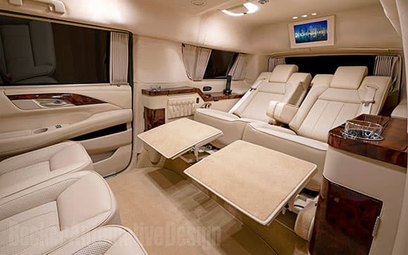 A través del sitio Becker Automotive Design Tom Brady puso a la venta su Cadillac Escalade 2018. Cuenta con amenidades como escritorios, asientos reclinables, internet y pantallas. ¡Es un jet privado!