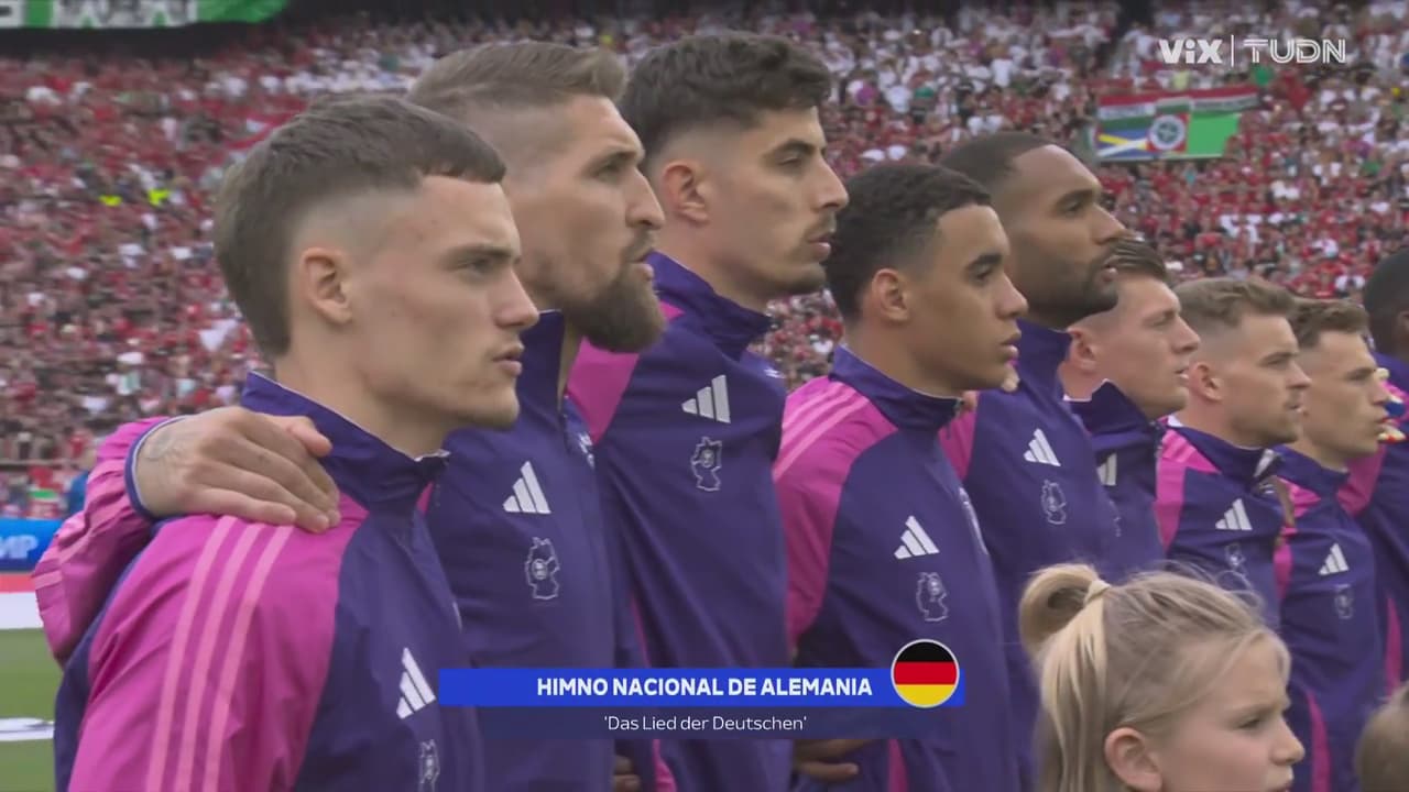 Suenan los himnos de Alemania y Hungría en Stuttgart