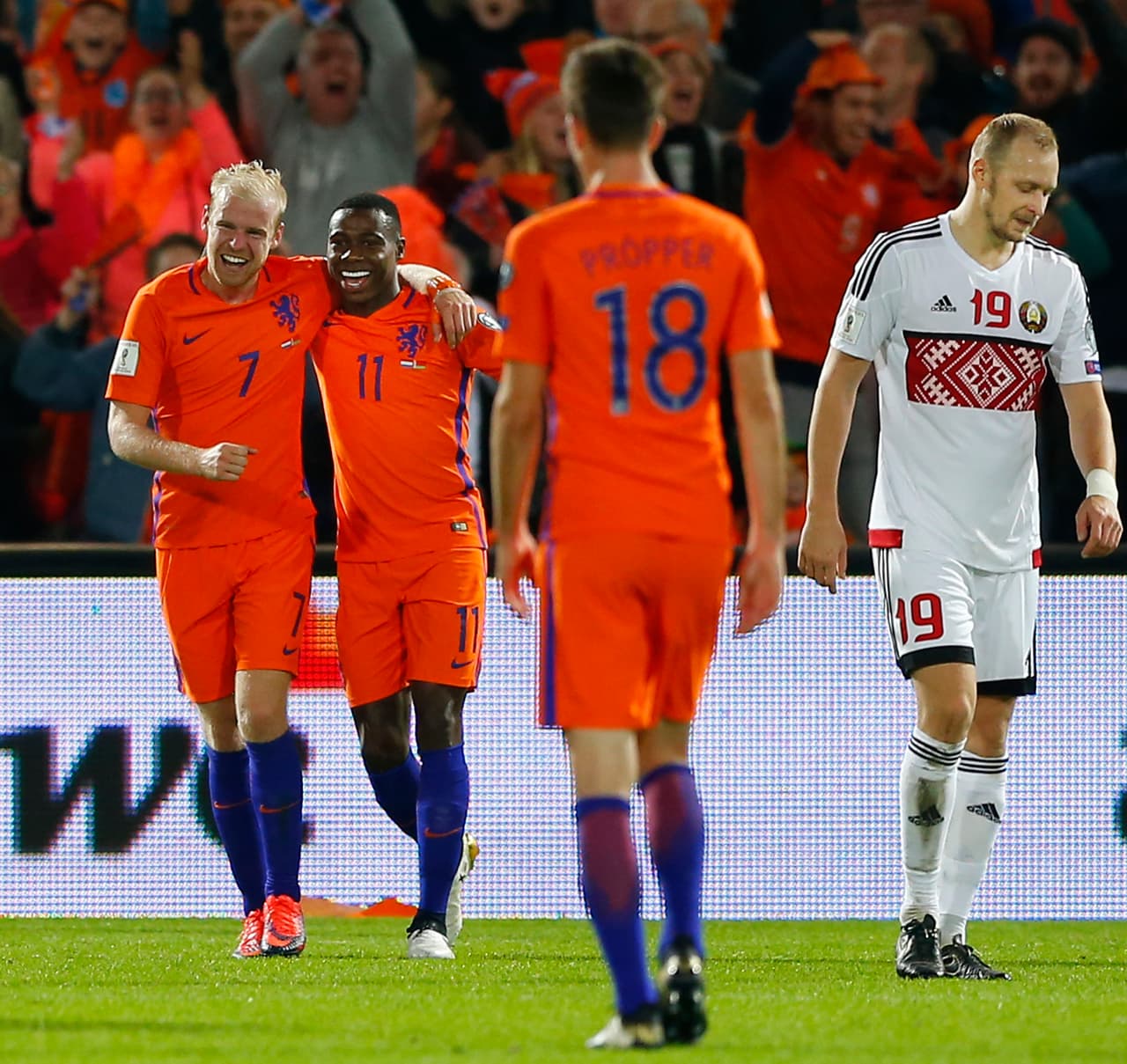 Holanda goleó también 4-1 a Bielorrusia en su casa con lo que se puso arriba del grupo A al quedar con cuatro puntos y cinco goles a favor, uno más que Francia y dos más que Suecia.