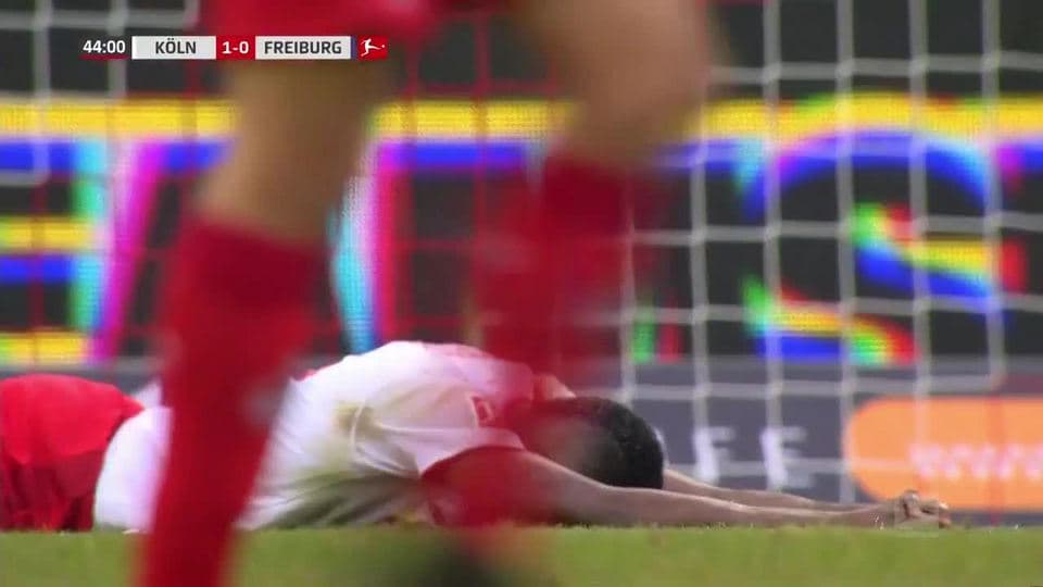 Tiro desviado de Jhon Córdoba