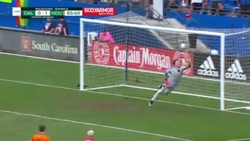 ¡Casi la mete al ángulo! Jara la manda al poste de cabeza ante Houston