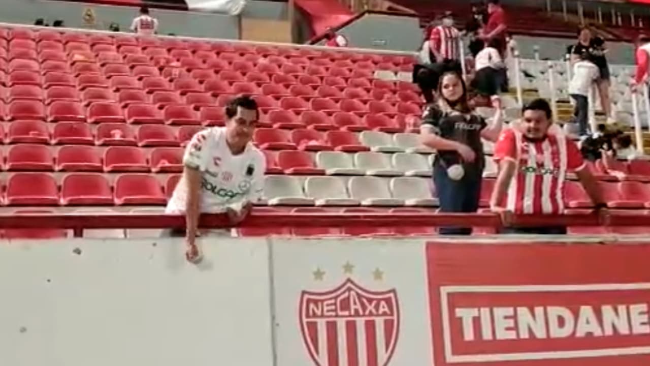 Fan de Necaxa deposita las cenizas de su padre en el Estadio de Necaxa