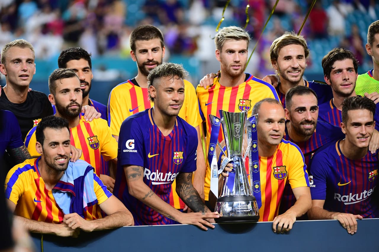 Neymar ganó cada vez más fama mundial gracias a los títulos obtenidos por Barcelona y junto a ello a su presencia fuera de la cancha.