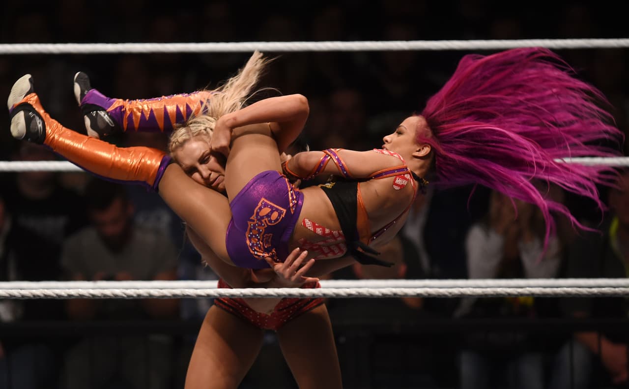 Sasha Banks, cabello rosa y sobrina del rapero Snoop Dog, y Charlotte, rubia e hija del exluchador Rick Flair, estarán en un combate con otras dos luchadoras por el título femenino en Wrestlemania 33.